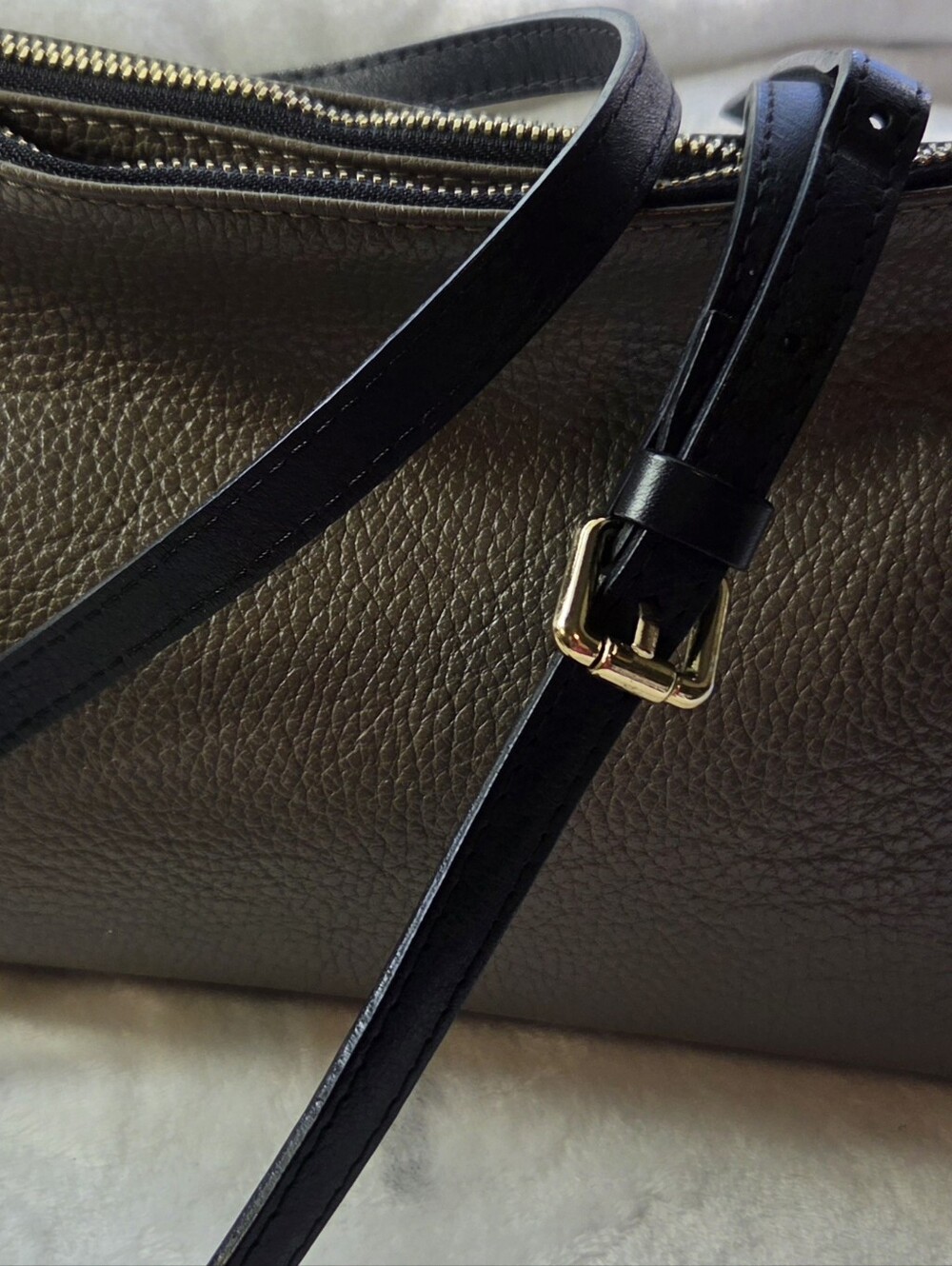 Valentina Italy Taupe Pebble Leather Crossbody Bag w/ Black Strap EUC